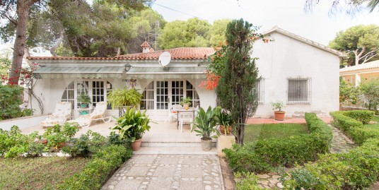 Adorable Spanish Chalet with a Colonial Touch, Muchavista , Alicante