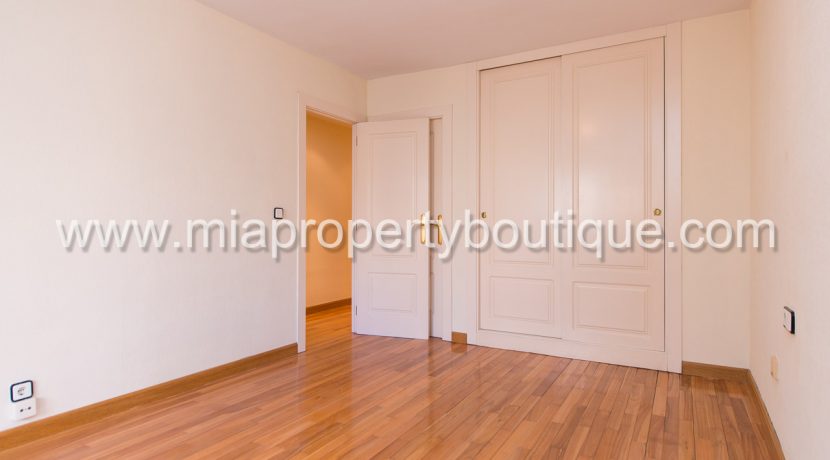 alicante city centre flat to rent buy