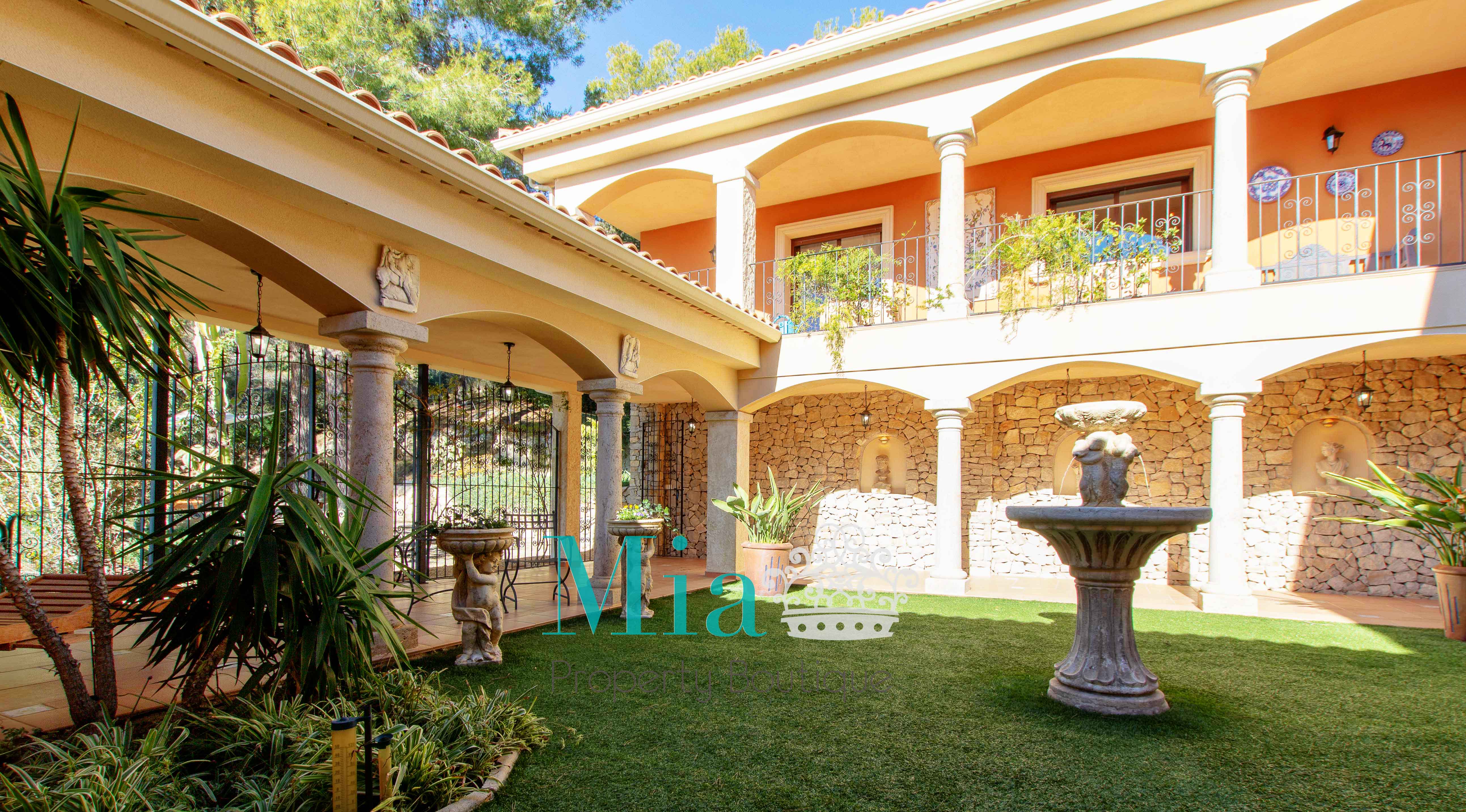 Majestic villa in the hills of Aigües
