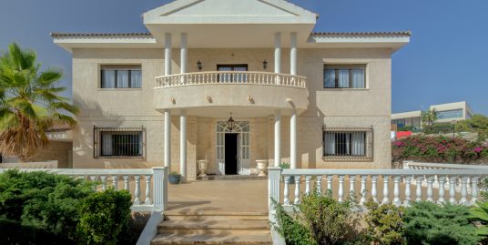 Independent Villa with Garden and Pool in Lloixa, Alicante